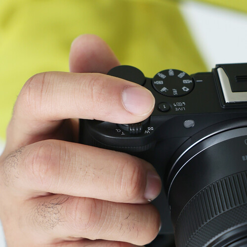 Canon EOS R50 V Mirrorless Camera with 14-30mm f/4-6.3 Lens - Image 13